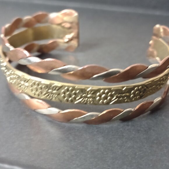 Very Cool 7 Inch Vintage Multi Tone Bracelet - Picture 2 of 11